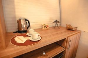 伊瓜苏港GLAMPING SELVA IGUAZU的木台,茶壶和杯子