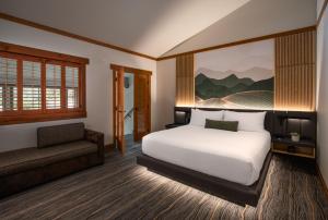 惠斯勒尼塔湖旅舍的一间卧室配有一张床、一把椅子和一张沙发