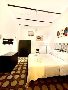 孔韦尔萨诺A Casa di Luca的卧室配有一张白色的大床和一张桌子
