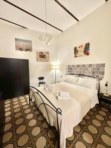 孔韦尔萨诺A Casa di Luca的卧室配有一张白色大床