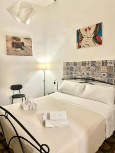 孔韦尔萨诺A Casa di Luca的卧室配有带毛巾的大型白色床