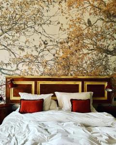 布达佩斯Brody House - boutique hotel的一间卧室配有一张带红色枕头的大床