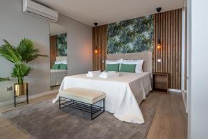 丰沙尔Atlântico Azul的卧室设有一张白色大床和一扇窗户。