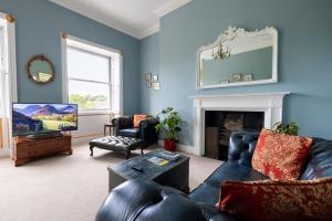 巴斯Crescent Green的带沙发和壁炉的客厅