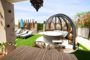 卡拉塔瑞达Sunset sea view & garden Spa Cala Tarida 6p max的一个带桌椅的庭院和一个凉亭