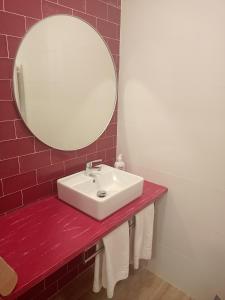 BosquemadoCasuca Rubia的浴室设有白色水槽和镜子