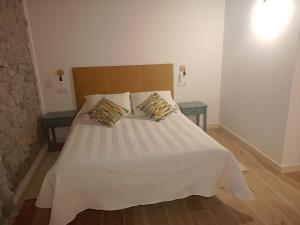 BosquemadoCasuca Rubia的一间卧室配有一张带两个枕头的床