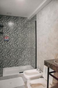 萨尔塔Distrito A FMA-Coliving的浴室配有盥洗盆、卫生间和浴缸。