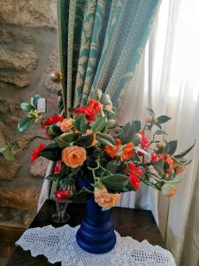 GranjaROSAS DA GRANJA - CASA DE CAMPO的花瓶上满是花的蓝色花瓶