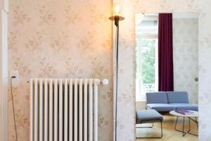 卢塞恩卢塞恩美好居住酒店的客厅配有散热器和蓝色椅子