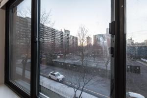 纽约Awesome 2 Bedroom Apartment in NYC的享有街边停车位景致的窗户