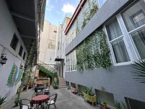 巴库Gardenian Hotel Baku的一座带桌椅的庭院位于大楼旁