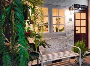 Pom PrapNoir Cafe And Hostel Chinatown Bangkok的商店前的长凳,有窗