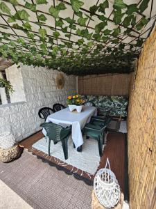 雷维拉-德卡马戈La Casuca De Mabel的庭院配有桌椅和鲜花
