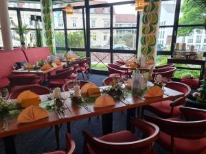 巴特嫩多夫伊斯帕拉德大酒店的餐厅设有桌椅和窗户。