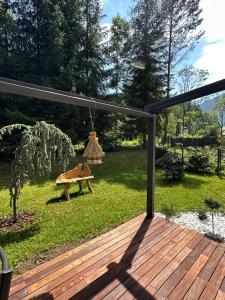 克拉尼斯卡戈拉Bor in Bor Luxury Apartment with sauna & garden - Kranjska Gora的享有庭院景致的甲板