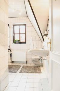 科斯费尔德La belle etage的白色的浴室设有水槽和卫生间。
