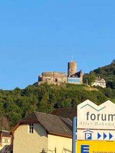 贝尔恩卡斯特尔-库斯Pension MonaLisa的山顶上一座城堡小镇