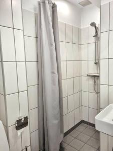 哥本哈根Hotellos的浴室配有淋浴帘和盥洗盆。