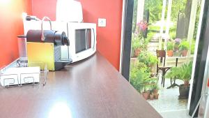 马德里La Vaguada loft的带微波炉的厨房台面和电视机