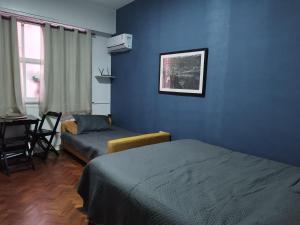 里约热内卢Residencial Praia do Flamengo - Zona Sul Rio de Janeiro的一间设有两张床和蓝色墙壁的客房