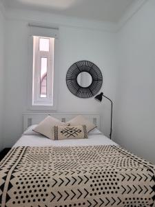 托雷拉Casa da Varina的一间卧室配有一张带黑白色棉被的床
