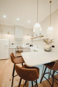 切斯特ch1 boutique stays的白色的厨房配有白色的桌子和椅子