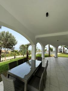 Jebel ZemzemVilla Marina Hills - Tamuda Bay的户外庭院配有桌椅。