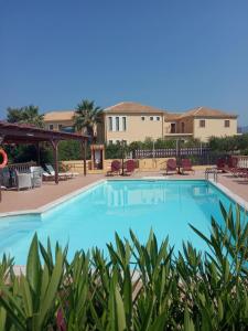 阿尔戈斯托利翁Ionian residence的度假村内的大型蓝色游泳池