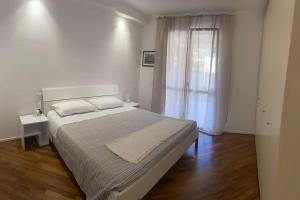 博尔迪盖拉Magici momenti-Bordighera的一间卧室设有一张大床和一个窗户。