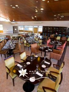 波萨达斯Hotel Maitei Posadas的餐厅内带桌椅的用餐室