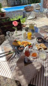 阿尔加拉斯蒂Αρχοντικό Ταξίμι (Μουντζουρίδη)的一张野餐桌,上面放着食物和饮料