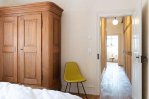 拉尔Palais Wunderlich的卧室的房间里一张黄色椅子