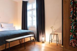 拉尔Palais Wunderlich的一间卧室设有一张床和一个窗口