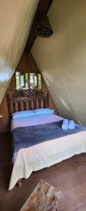 萨利诺波利斯Flow House的帐篷内一间卧室,配有一张床