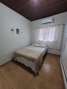 波多韦柳Ingá Hospedagem的一间小卧室,配有床和窗户