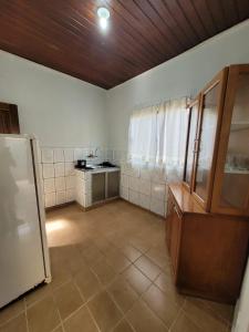 波多韦柳Ingá Hospedagem的大客房设有带冰箱的厨房