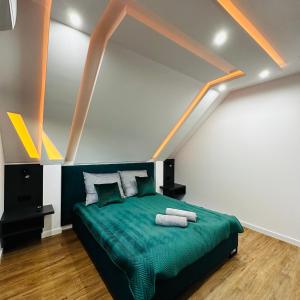 拉布卡Domki pod Luboniem的阁楼上设有1间带绿色床的卧室