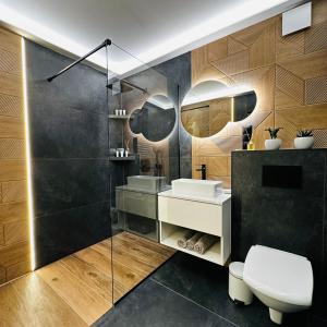 拉布卡Domki pod Luboniem的浴室配有白色卫生间和盥洗盆。
