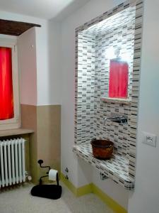 ArceviaLa casa di Mastro Ivetto的一间带水槽和窗户的浴室
