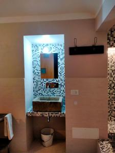 ArceviaLa casa di Mastro Ivetto的一间带水槽和镜子的浴室