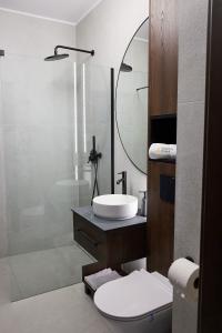 吉日茨科Apartament E10 w Nautica Resort nad jeziorem w Giżycku的浴室配有卫生间、盥洗盆和淋浴。