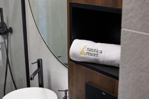 吉日茨科Apartament E10 w Nautica Resort nad jeziorem w Giżycku的浴室的架子上摆放着一卷卫生纸