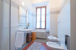 RustigazzoVeleia Romana B&B的白色的浴室设有水槽和卫生间。