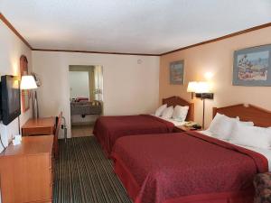 威奇托Economy Hotel Wichita 2的酒店客房设有两张床和电视。