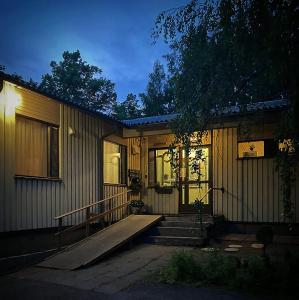 科特卡Budget apartment in Kotka # 16的房屋设有通往前门的楼梯