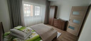拉姆尼库沃尔恰Apartament 2 camere的一间小卧室,配有床和窗户