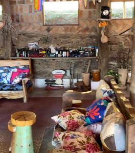 圣罗克Aconchego no Campo的客厅配有两张沙发和一张桌子