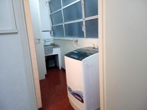 亚松森Apartamento en Asunción amoblado y equipado的一个带水槽和窗户的小厨房