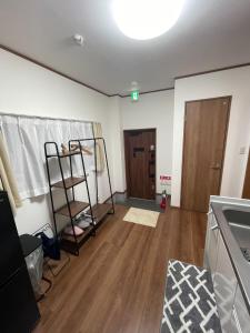 沼津Guest House Numazu Port - Vacation STAY 70099v的一间铺有硬木地板的客厅和一间厨房